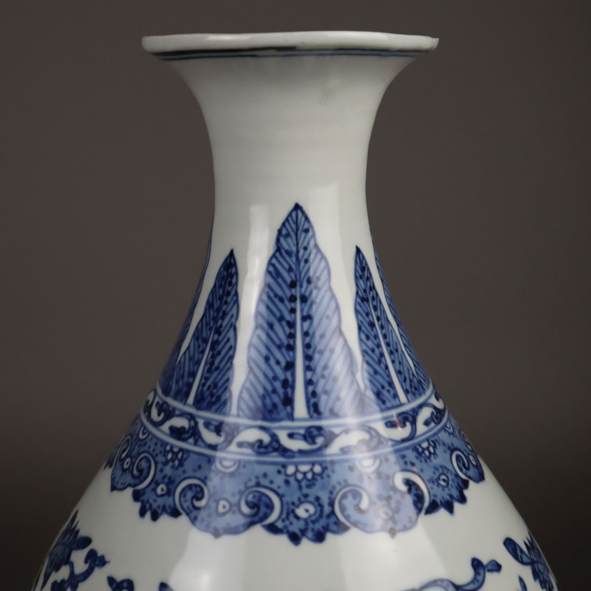 Blau-Weiß-Vase - China, Vase vom Typ Yuhuchun, allseits Bemalung in Unterglasur - Image 3 of 8