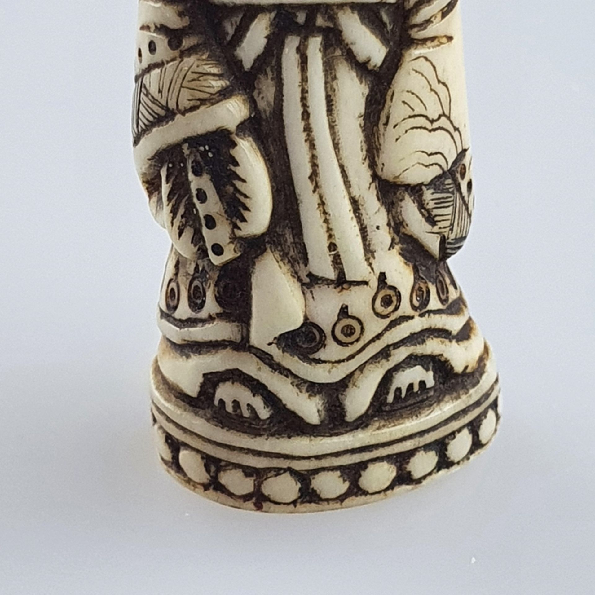 Schmales Katabori-Netsuke - Japan, Elfenbein, fein geschnitten, Höfling im lang - Bild 3 aus 7