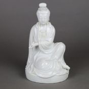 Blanc de Chine-Guanyin mit Schriftrolle - China, 20. Jh., Dehua-Porzellan, Dars