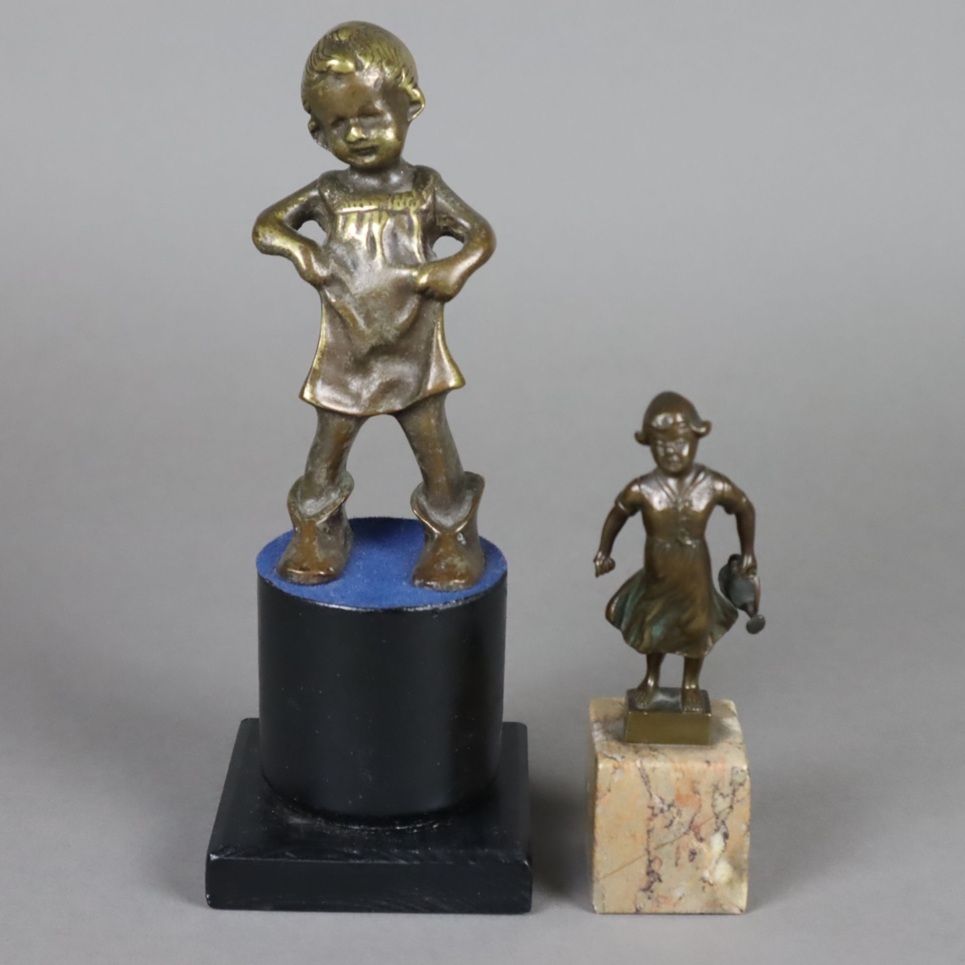 Zwei Kinderfiguren - Bronze, braun patiniert, 1x E. Beck, Mädchen mit Gießkanne