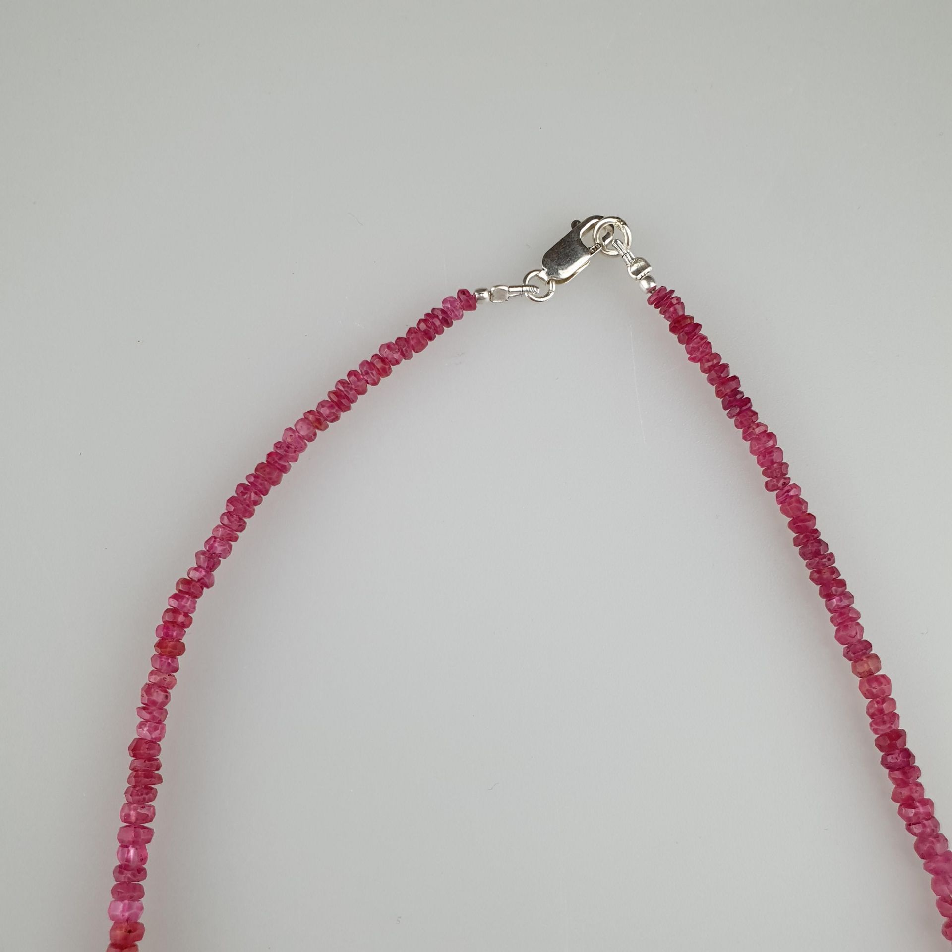 Rubincollier - Halskette mit facettierten Rubinen im leichten Verlauf, Länge ca - Bild 3 aus 4