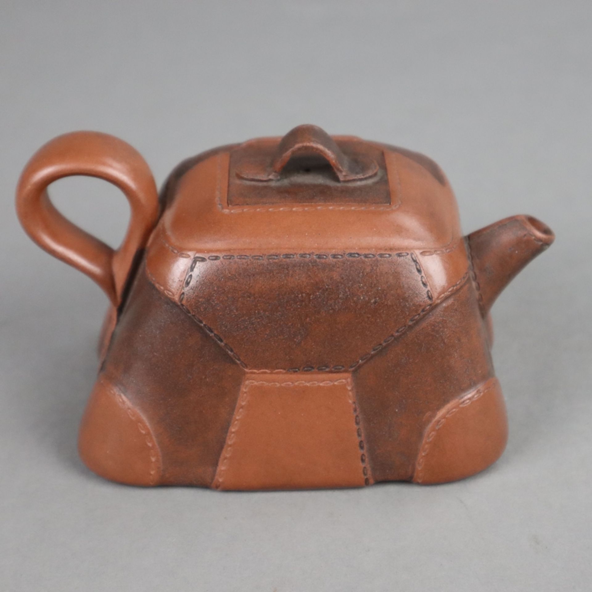 Yixing-Teekännchen – China, Kännchen mit Steckdeckel fein ausgeformt in Gestalt - Bild 2 aus 8