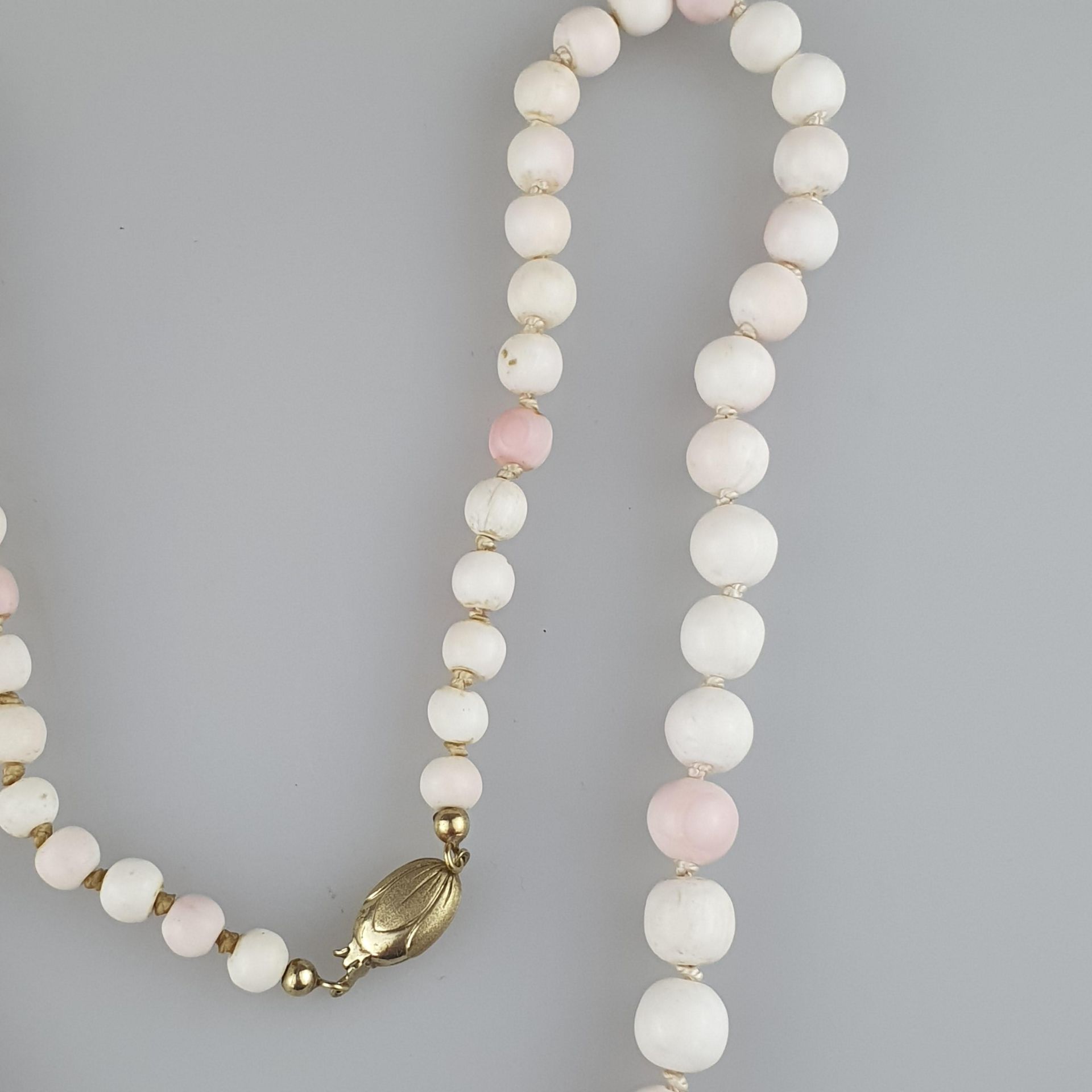 Halskette - im Verlauf angeordnete weiße, partiell leicht rosafarbenen Korallen - Bild 3 aus 4