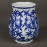 Kleine Vase - Porzellan mit floralem Dekor in Unterglasurblau, im unteren Teil