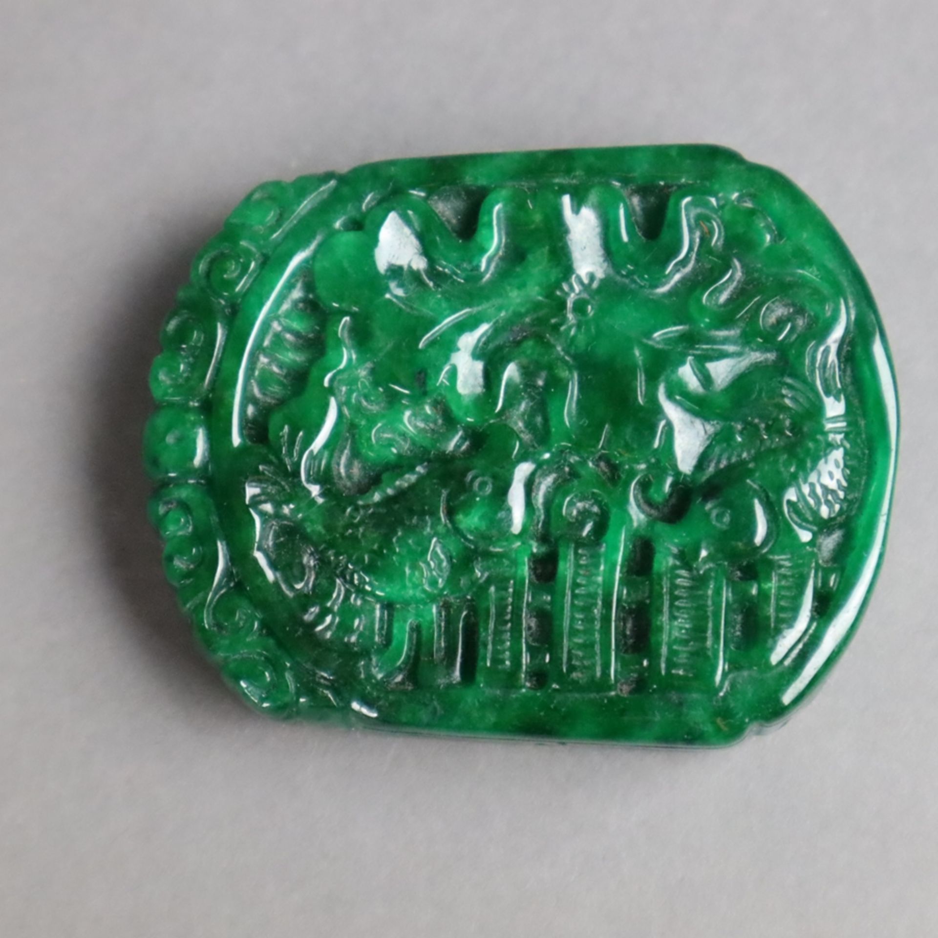 Konvolut Jade - China, 8-tlg, bestehend aus 3 Handschmeichlern, 1 Figur mit res - Bild 8 aus 9