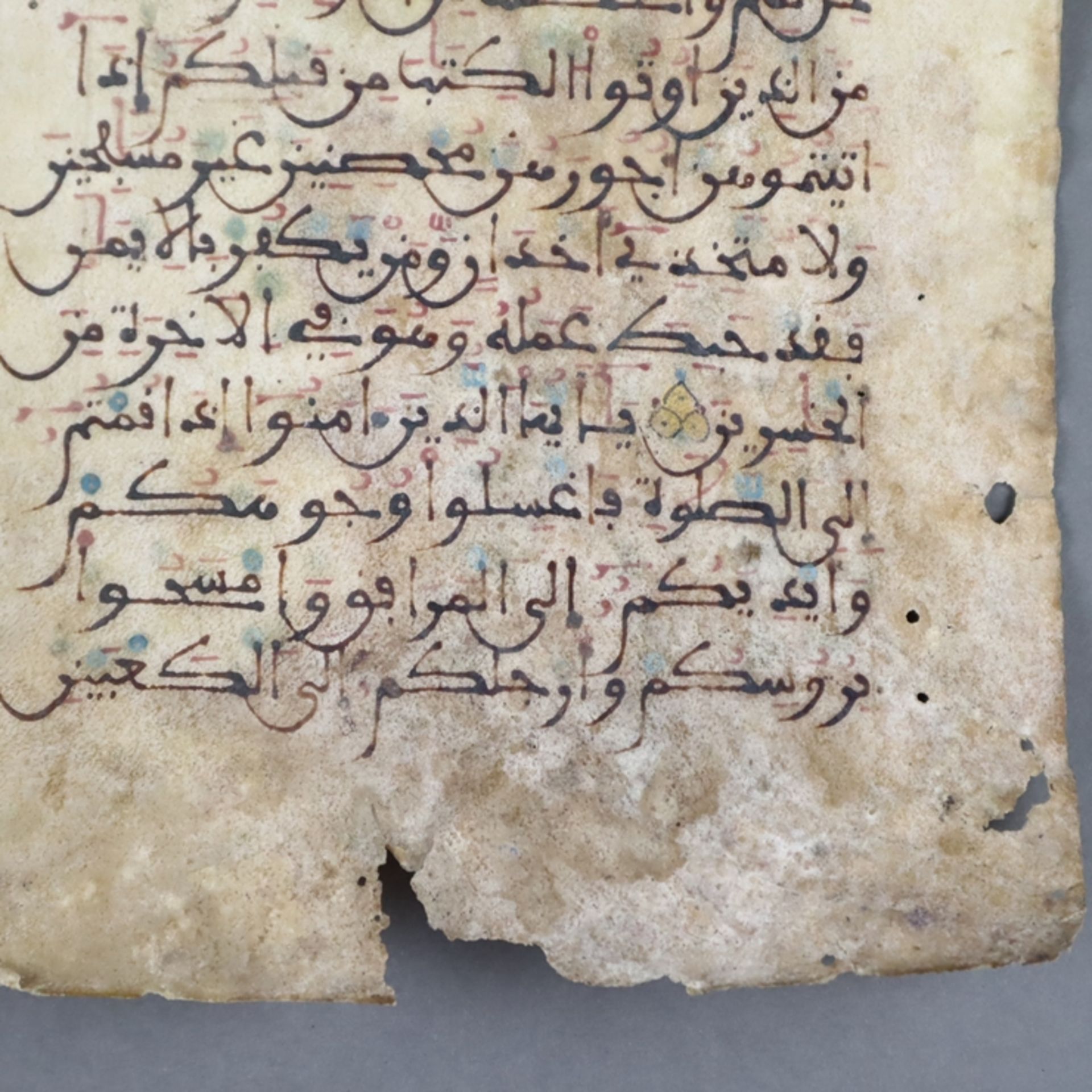 Koranseite - Suren in kaligrafischer Schrift auf Pergamentrolle (Rehhaut?), bei - Bild 6 aus 6