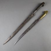 Zwei nordafrikanische Messer - schlanke Rückenklinge,1 Flyssa der Kabylen, mit