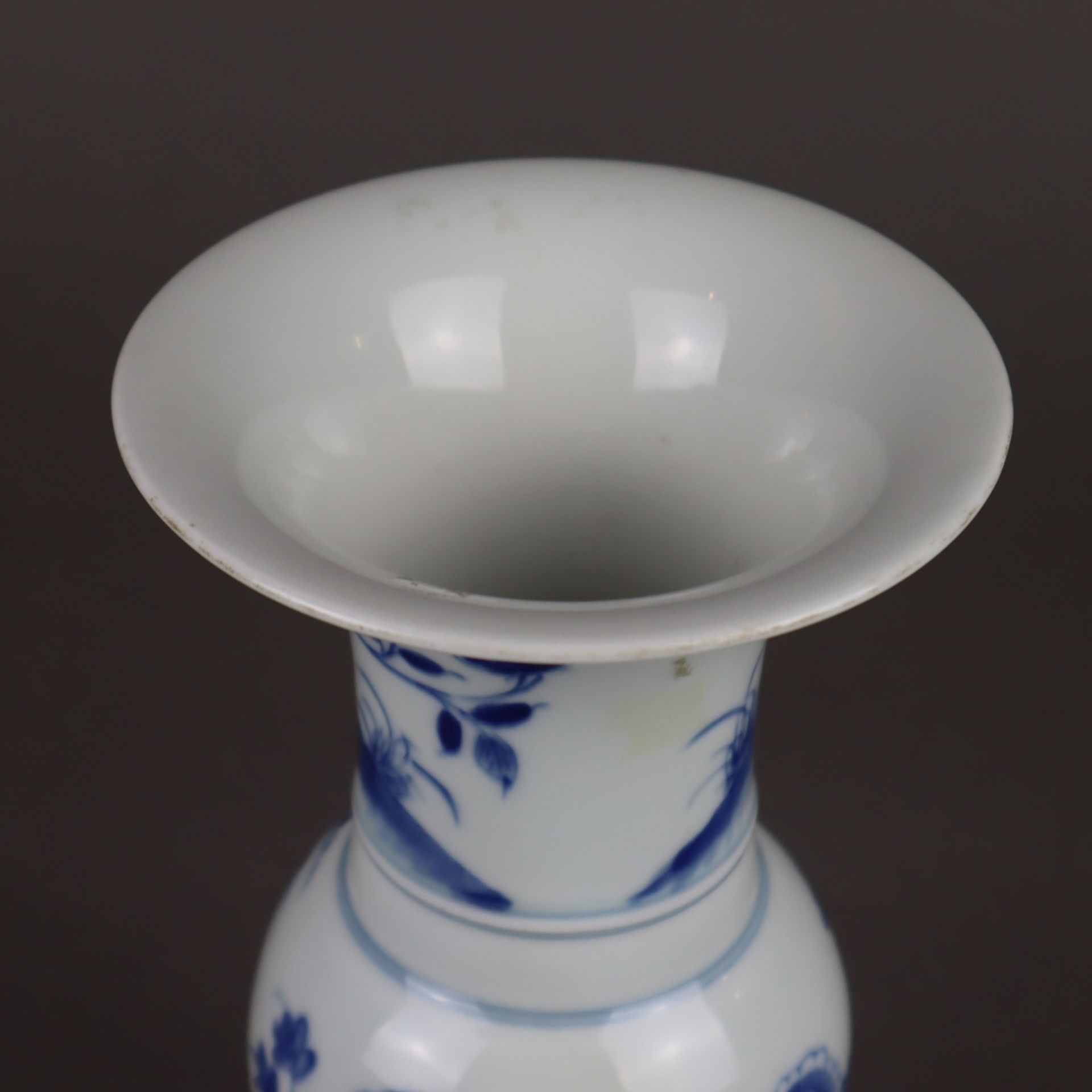 Kleine Gu-Vase - China, nach 1900, Porzellan, mit Blaumalerei in Unterglasur: P - Bild 2 aus 8