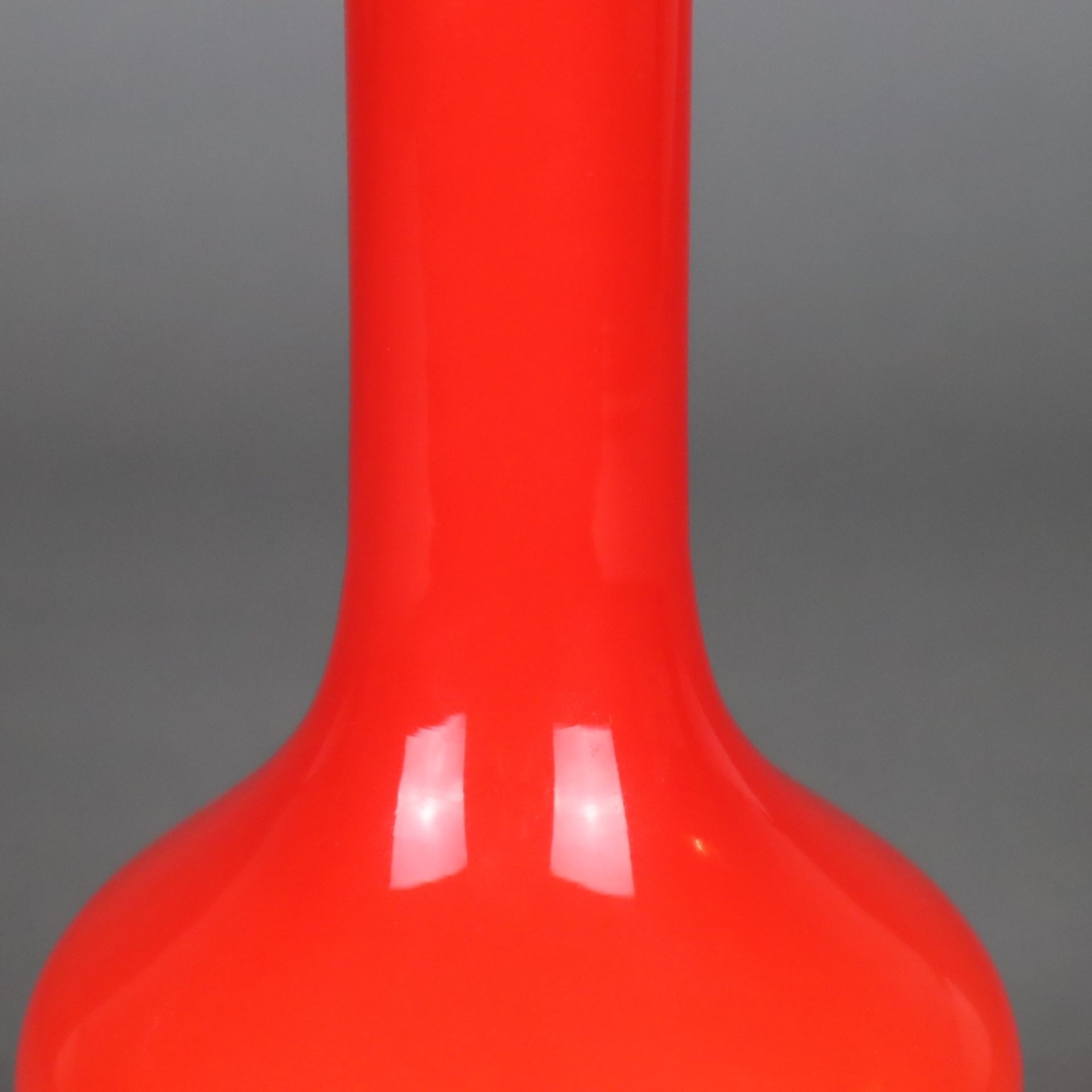 Vase "Tango" - Loetz Witwe, um 1920, rotes Glas mit klarem Überfang, weiß-opal - Bild 3 aus 5