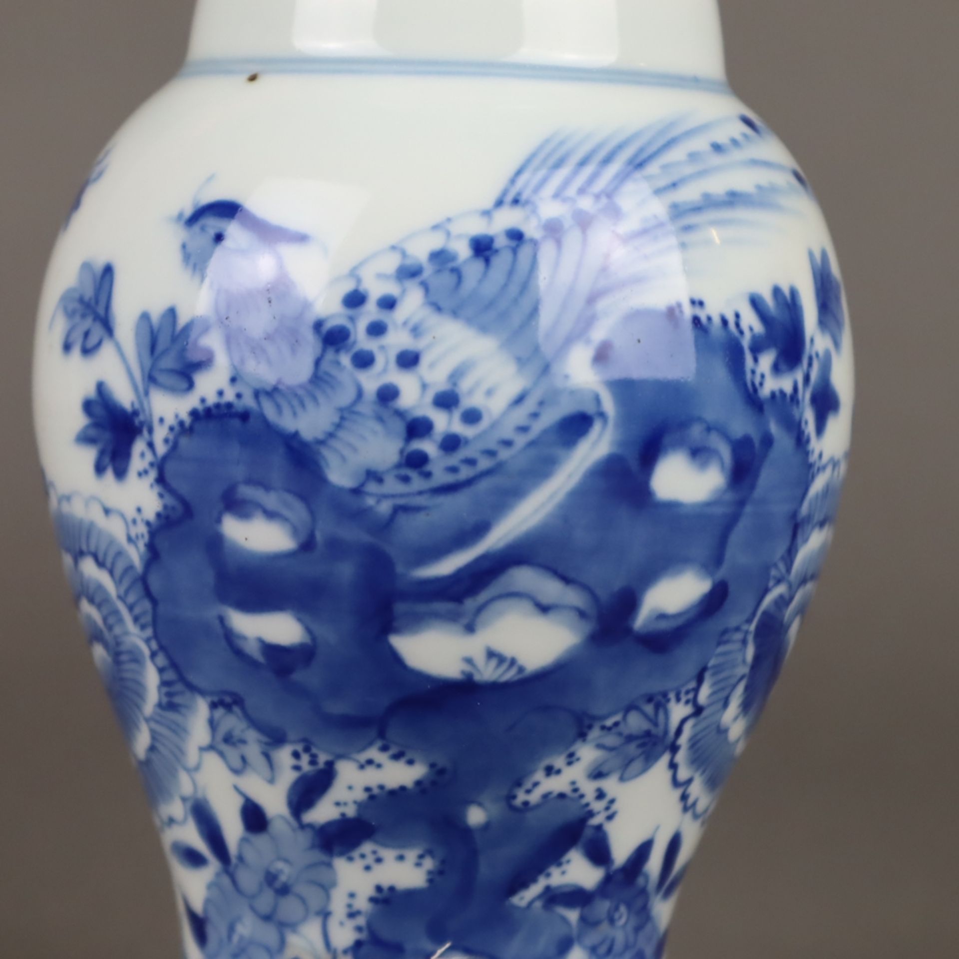 Kleine Gu-Vase - China, nach 1900, Porzellan, mit Blaumalerei in Unterglasur: P - Bild 5 aus 8