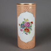 Hutstand - China, Porzellan, zylindrische Wandung, Dekor mit großen floralen Ka