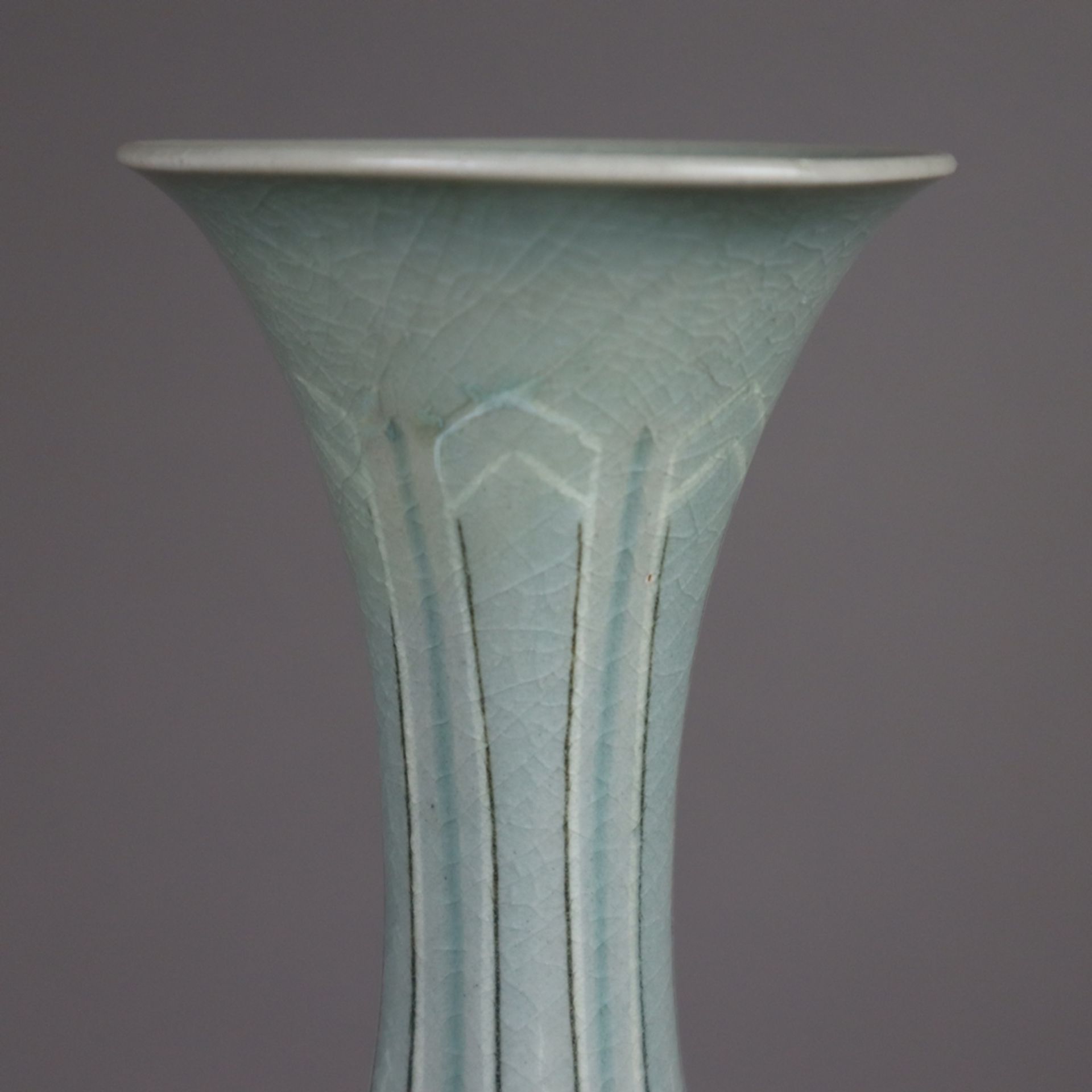 Vase - Korea, in Tropfenform mit fein vernetzter Seladon-Glasur, Dekor mit stil - Bild 3 aus 9