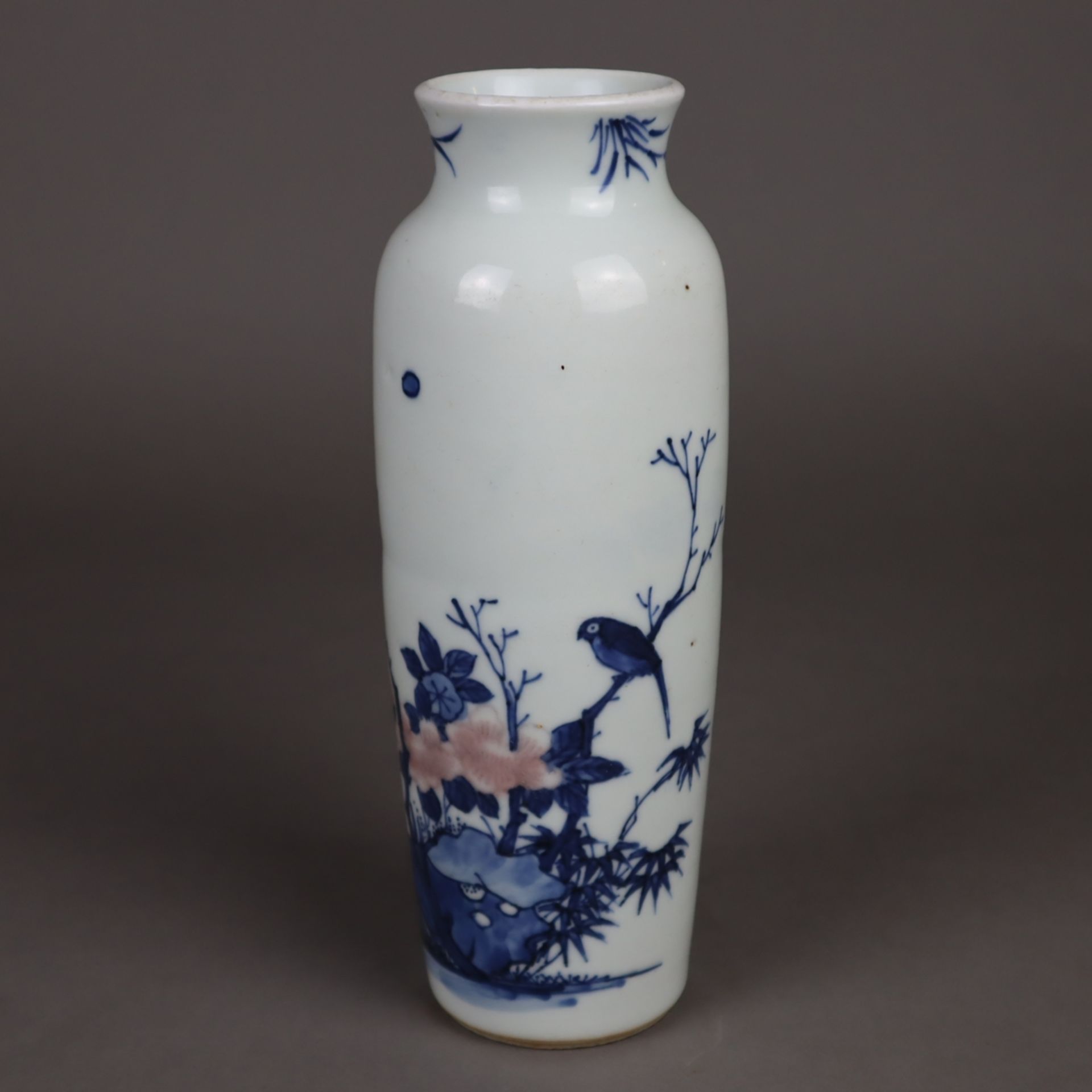 Rouleau-Vase - China, Porzellan, schlanke Form mit ausgestellter Mündung, Bemal