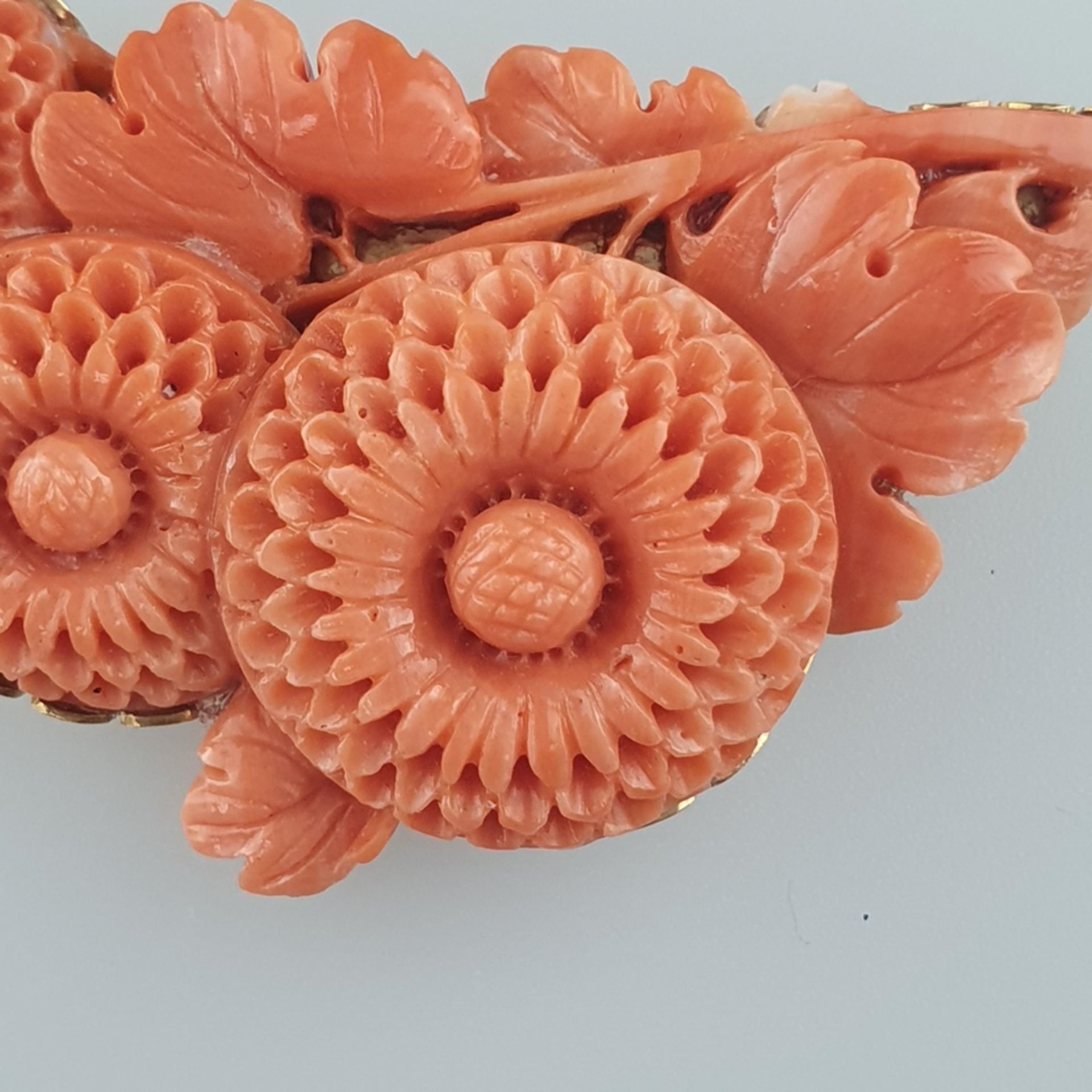 Florale Korallenbrosche - 18-Kt.-Gelbgold-Montage, verso ziergraviert, feinst g - Bild 3 aus 5