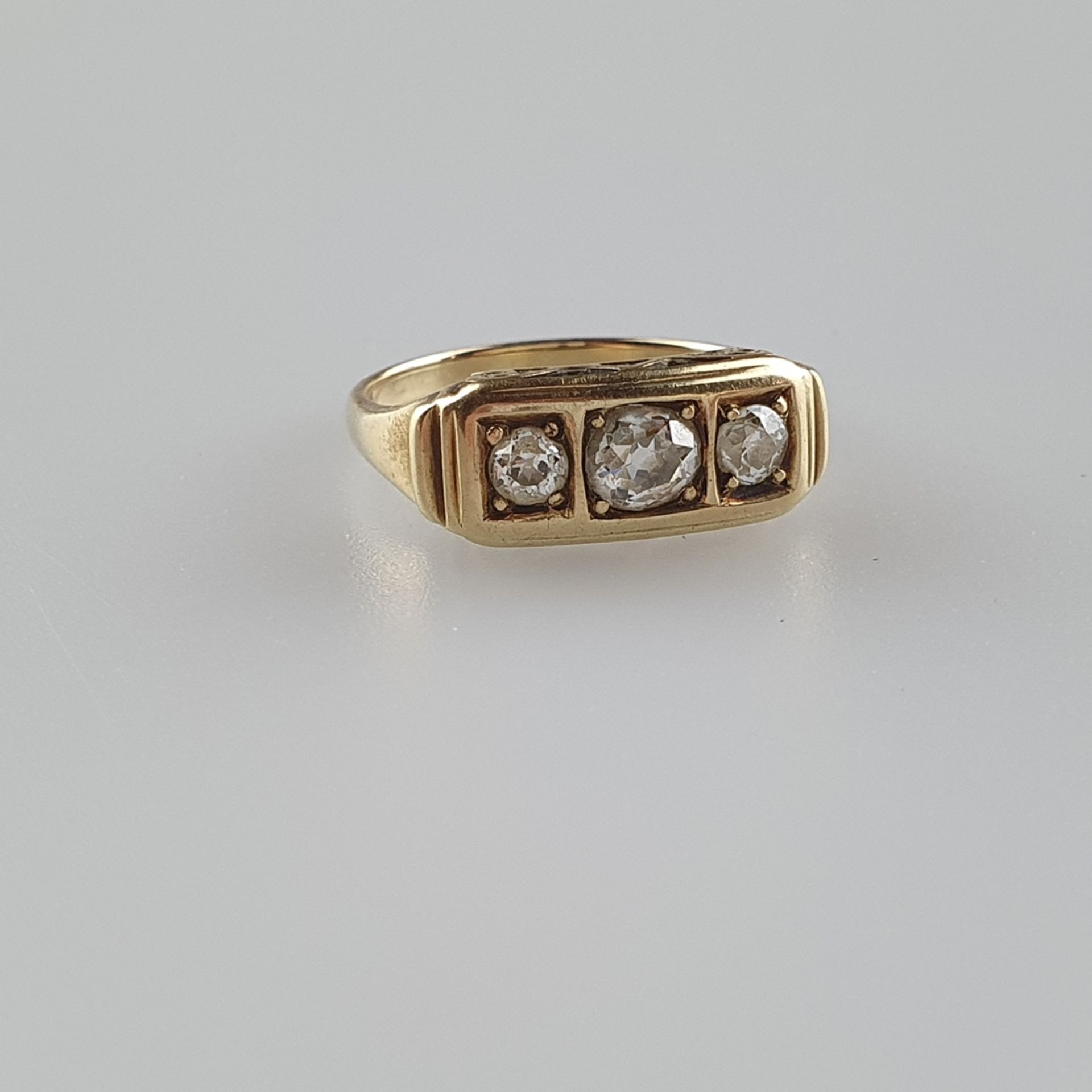 Diamantring - 14K Gelbgold, '585' gestempelt, Ringkopf besetz mit drei Diamante - Bild 2 aus 4