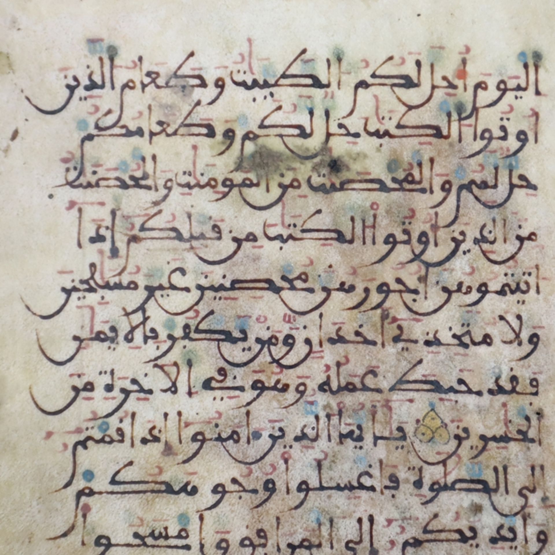 Koranseite - Suren in kaligrafischer Schrift auf Pergamentrolle (Rehhaut?), bei - Bild 5 aus 6