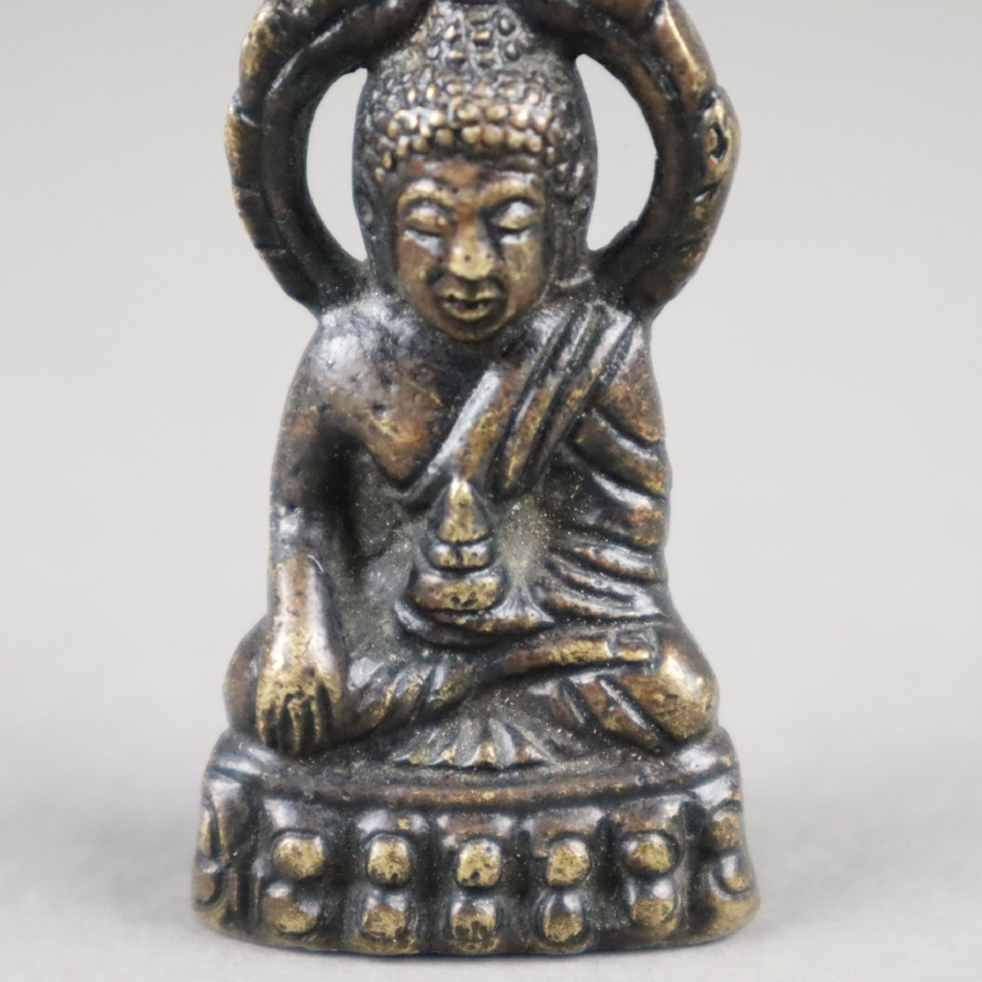 Miniaturbuddha/Reisebuddha - feiner Bronzeguss, auf doppeltem Lotossockel unter - Bild 4 aus 5