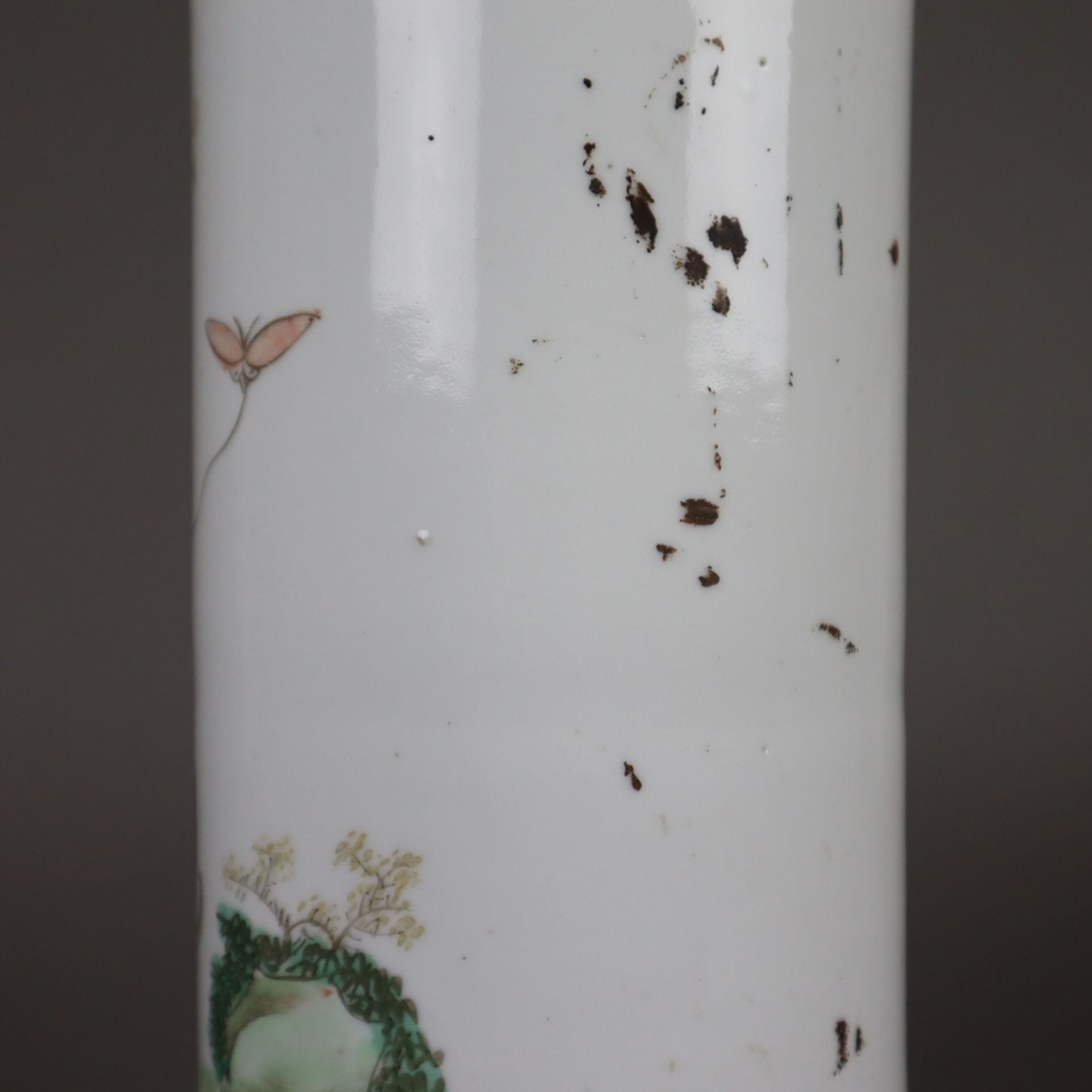 Hutstand - China, Porzellan, zylindrische Wandung, Dekor in polychromen Emailfa - Bild 8 aus 9