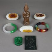 Konvolut Jade - China, 8-tlg, bestehend aus 3 Handschmeichlern, 1 Figur mit res