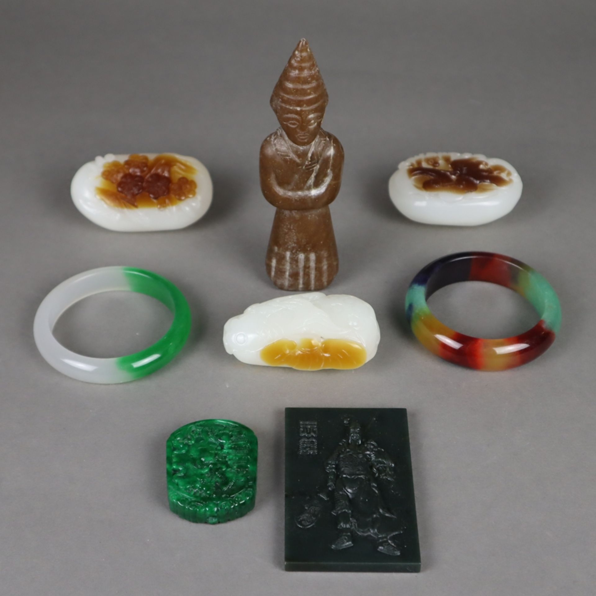 Konvolut Jade - China, 8-tlg, bestehend aus 3 Handschmeichlern, 1 Figur mit res