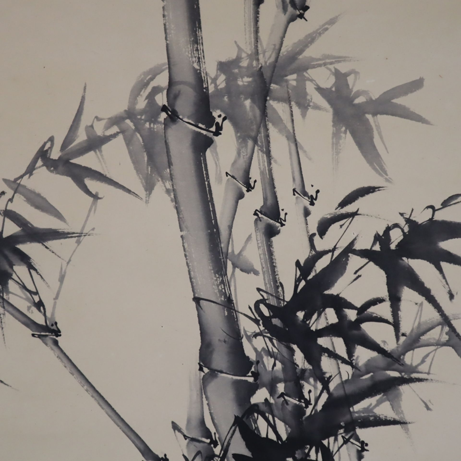 Chinesisches Rollbild – Bambus, Tusche und Farbe auf Papier, ca. 119 x 67,5cm, - Bild 3 aus 5