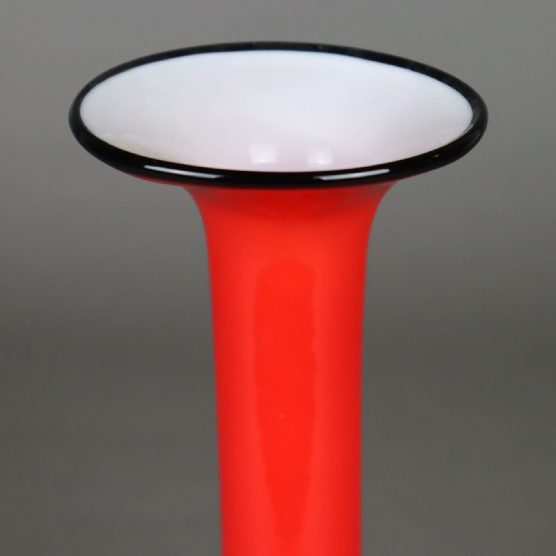 Vase "Tango" - Loetz Witwe, um 1920, rotes Glas mit klarem Überfang, weiß-opal - Bild 2 aus 5