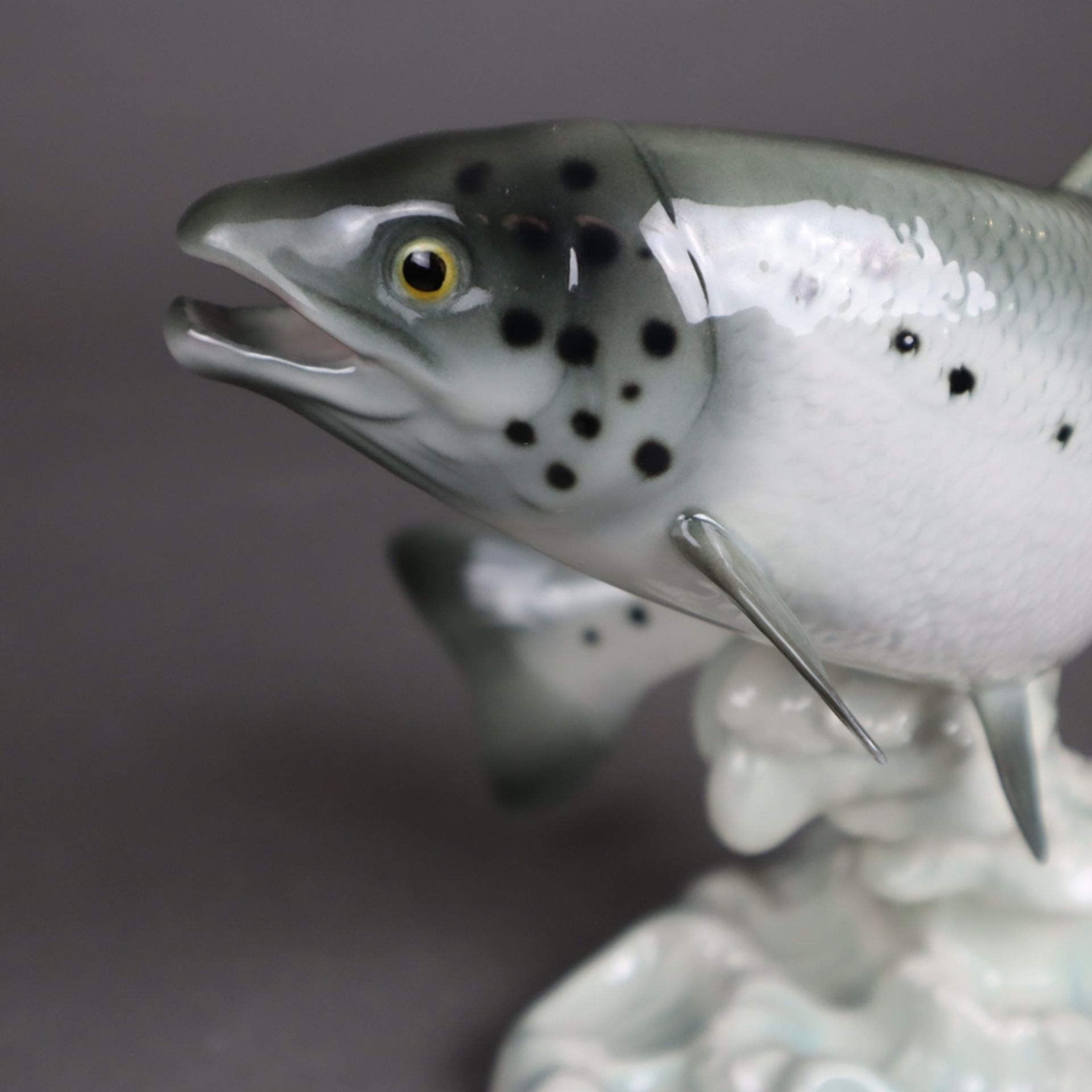 Zwei Fischfiguren "Lachs" - Goebel, Entwurf von Gerhard Skrobek (1922-2007), Po - Bild 8 aus 12