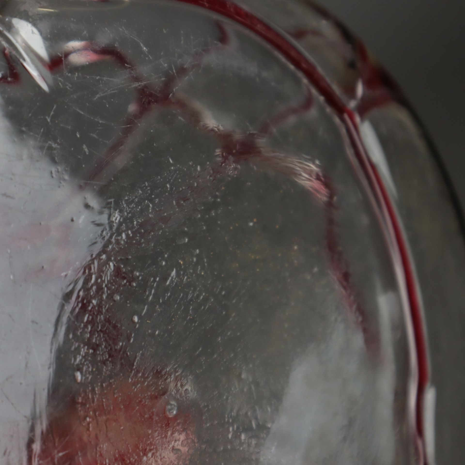 Glasvase - Klarglas mit rubinrotem, geädertem Fadendekor, gebauchte Form mit ei - Bild 7 aus 7