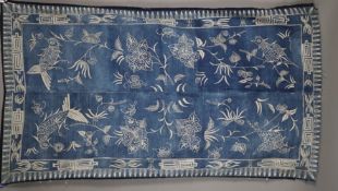 Blau-weißer Wandbehang der Miao - Südchina/Hainan, mit floralen Motiven, Vögeln