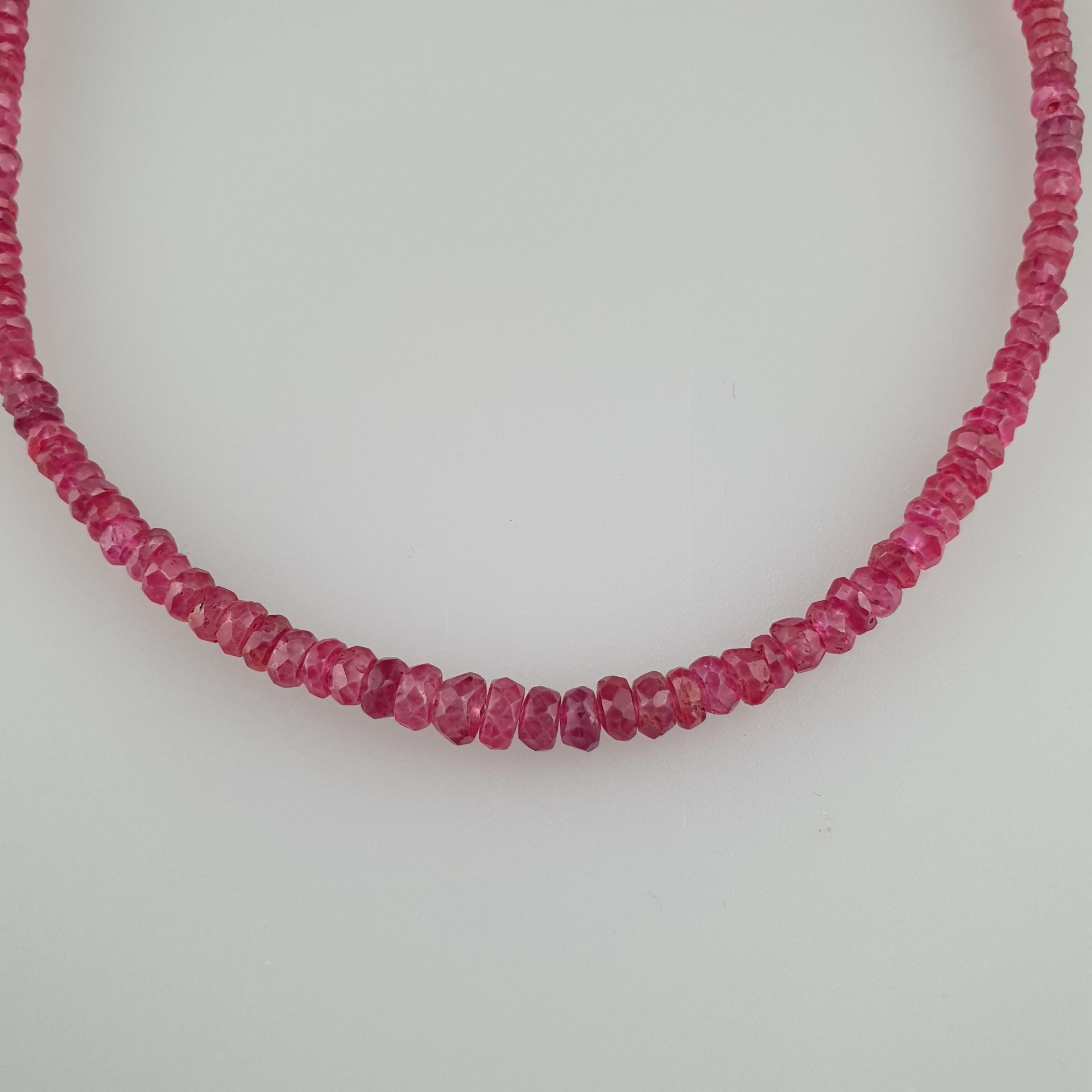 Rubincollier - Halskette mit facettierten Rubinen im leichten Verlauf, Länge ca - Bild 2 aus 4