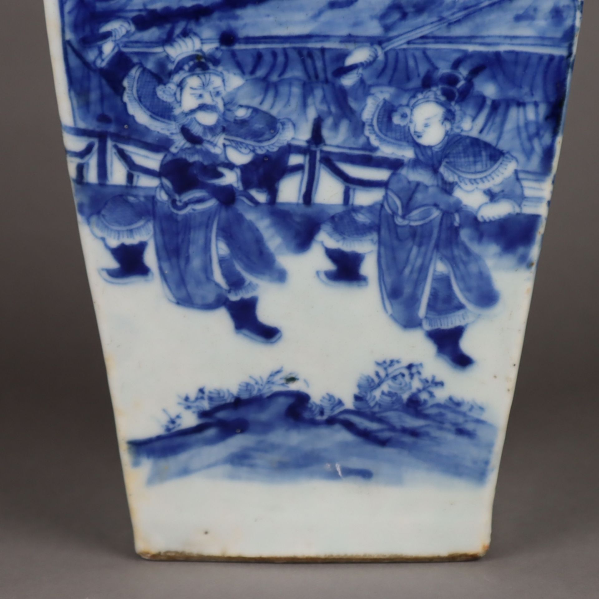 Blau-weiße Vierkantvase - China, Porzellan, Bemalung mit Landschaften mit Wächt - Bild 5 aus 14