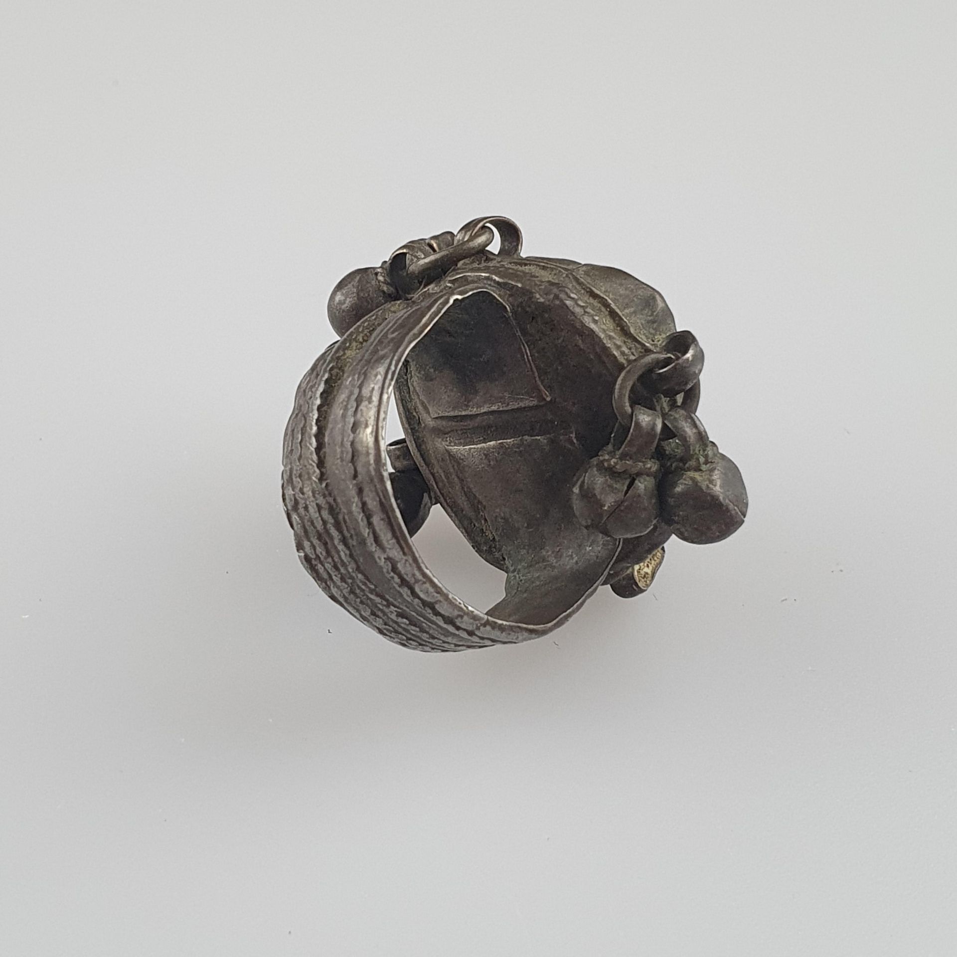 Silberring mit Glöckchen - Islamisch, antik, Silberlegierung, schildförmige Kar - Bild 3 aus 3