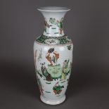 Schlanke Balustervase - China, Qing-Dynastie, Porzellan, bemalt in den Farben d