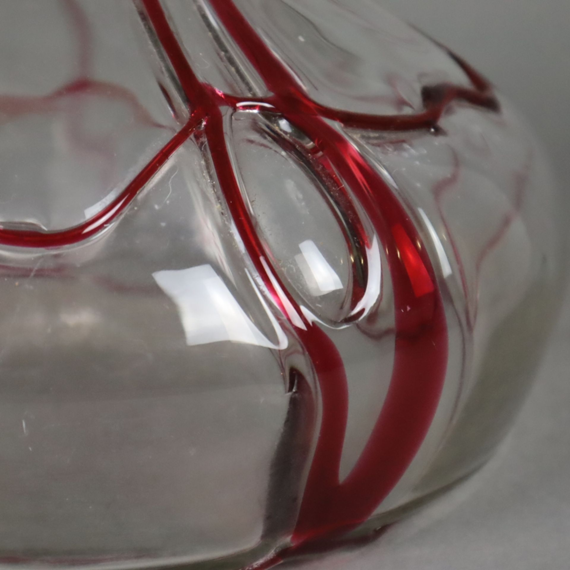 Glasvase - Klarglas mit rubinrotem, geädertem Fadendekor, gebauchte Form mit ei - Bild 4 aus 7