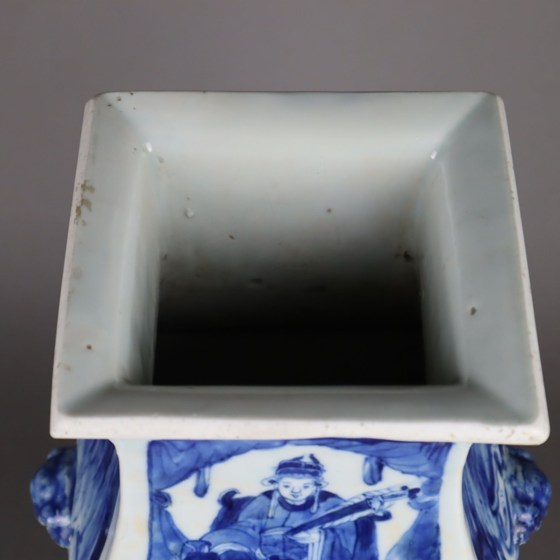 Blau-weiße Vierkantvase - China, Porzellan, Bemalung mit Landschaften mit Wächt - Bild 2 aus 14