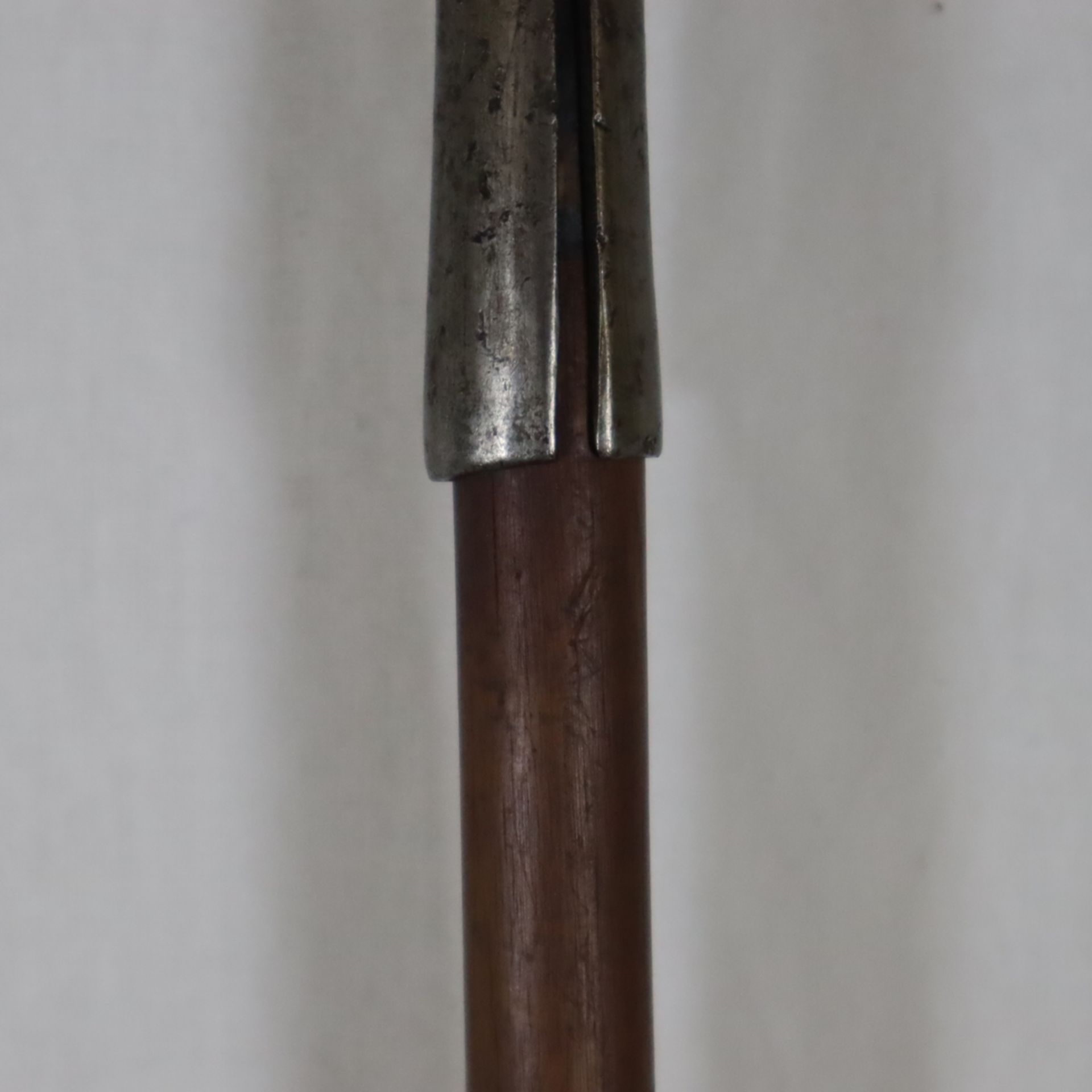 Zwei afrikanische Speere - 1x mit lanzettförmiger gerillter Eisenspitze und dun - Bild 5 aus 6