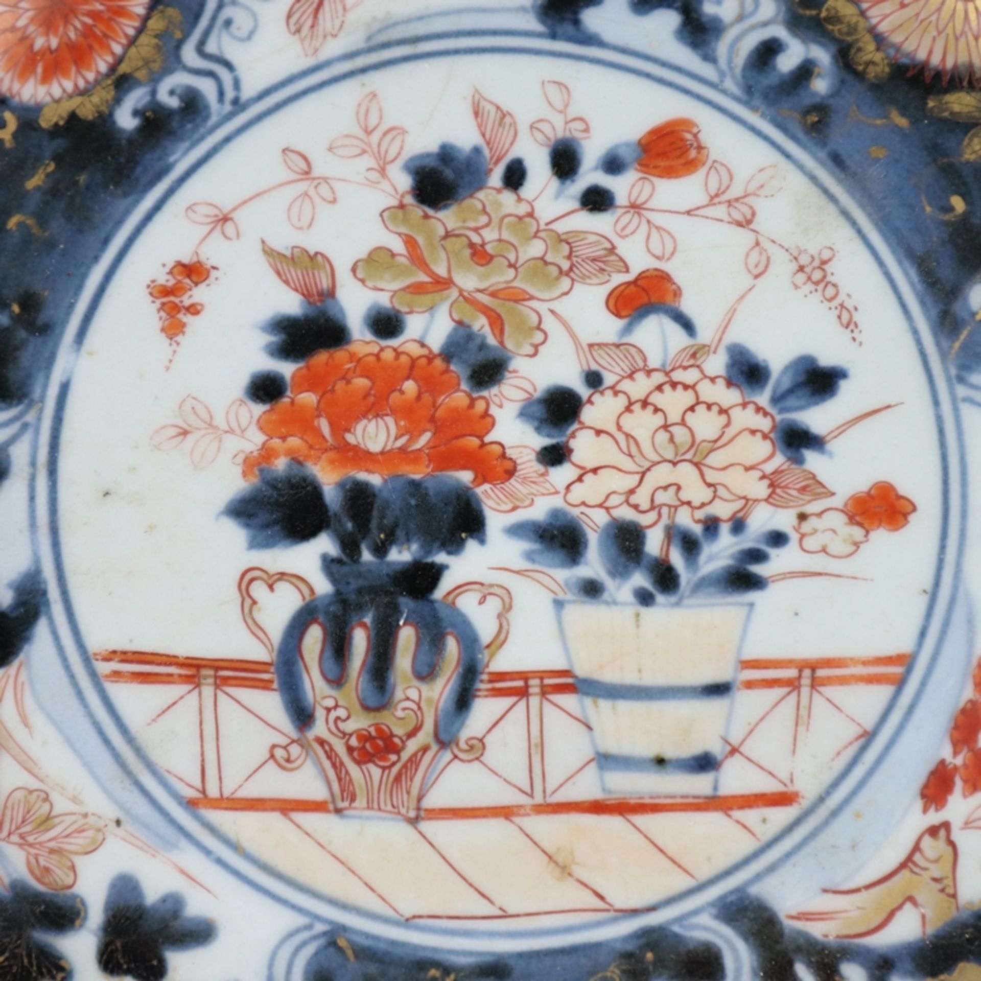 Imari-Teller - Japan, um 1700, schwerer Porzellanscherben mit gemaltem "Imari"- - Bild 2 aus 7