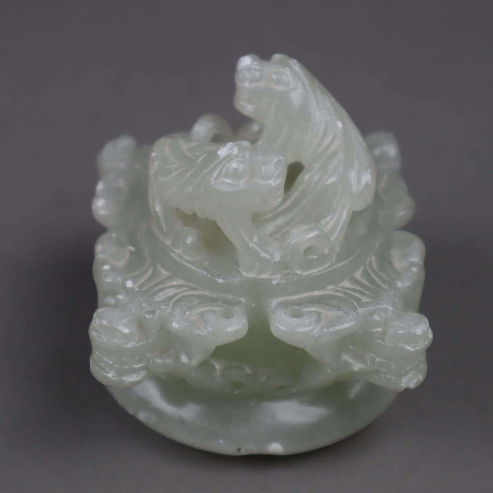 Deckelgefäß – China, Schnitzarbeit aus glänzendem transluzentem Speckstein (ähn - Bild 3 aus 6