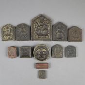 12 Amulett-Matrizen - Indien 19./20.Jh., überwiegend Bronze, 12 Negative zur He
