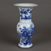 Kleine Gu-Vase - China, nach 1900, Porzellan, mit Blaumalerei in Unterglasur: P
