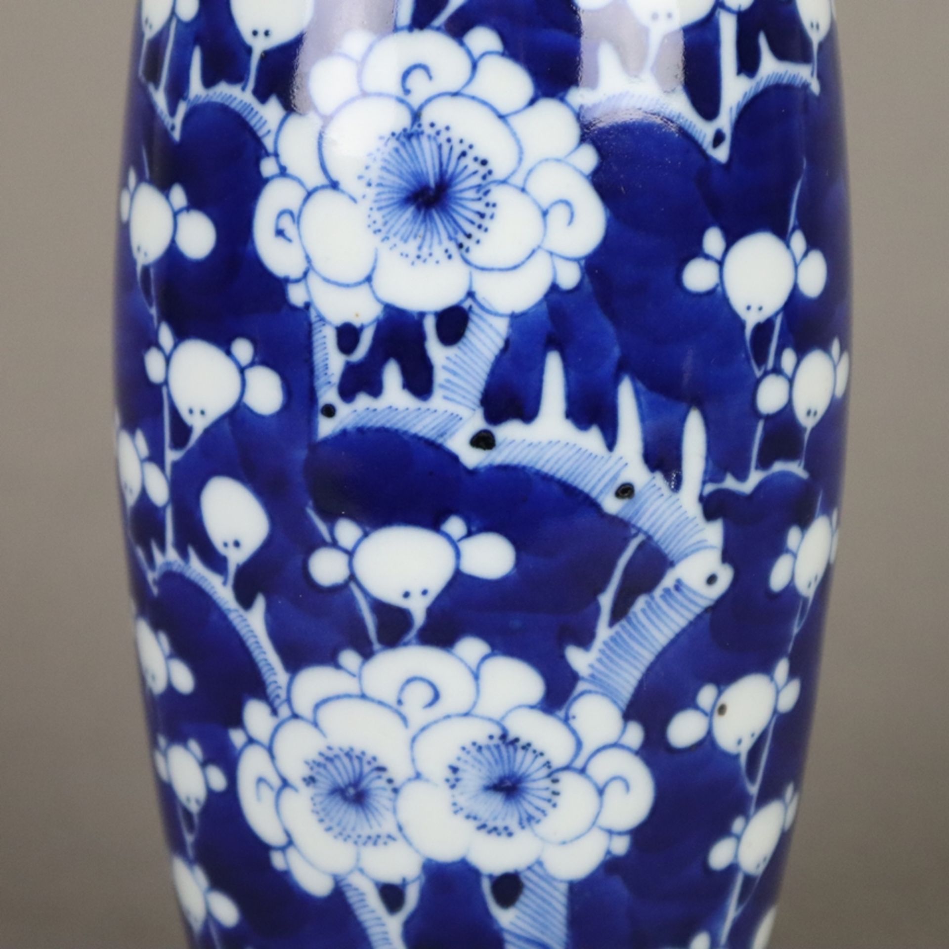 Vase mit Blütendekor - China, 20. Jh., Porzellan, Weiß-blau-Malerei mit Pflaume - Bild 6 aus 9