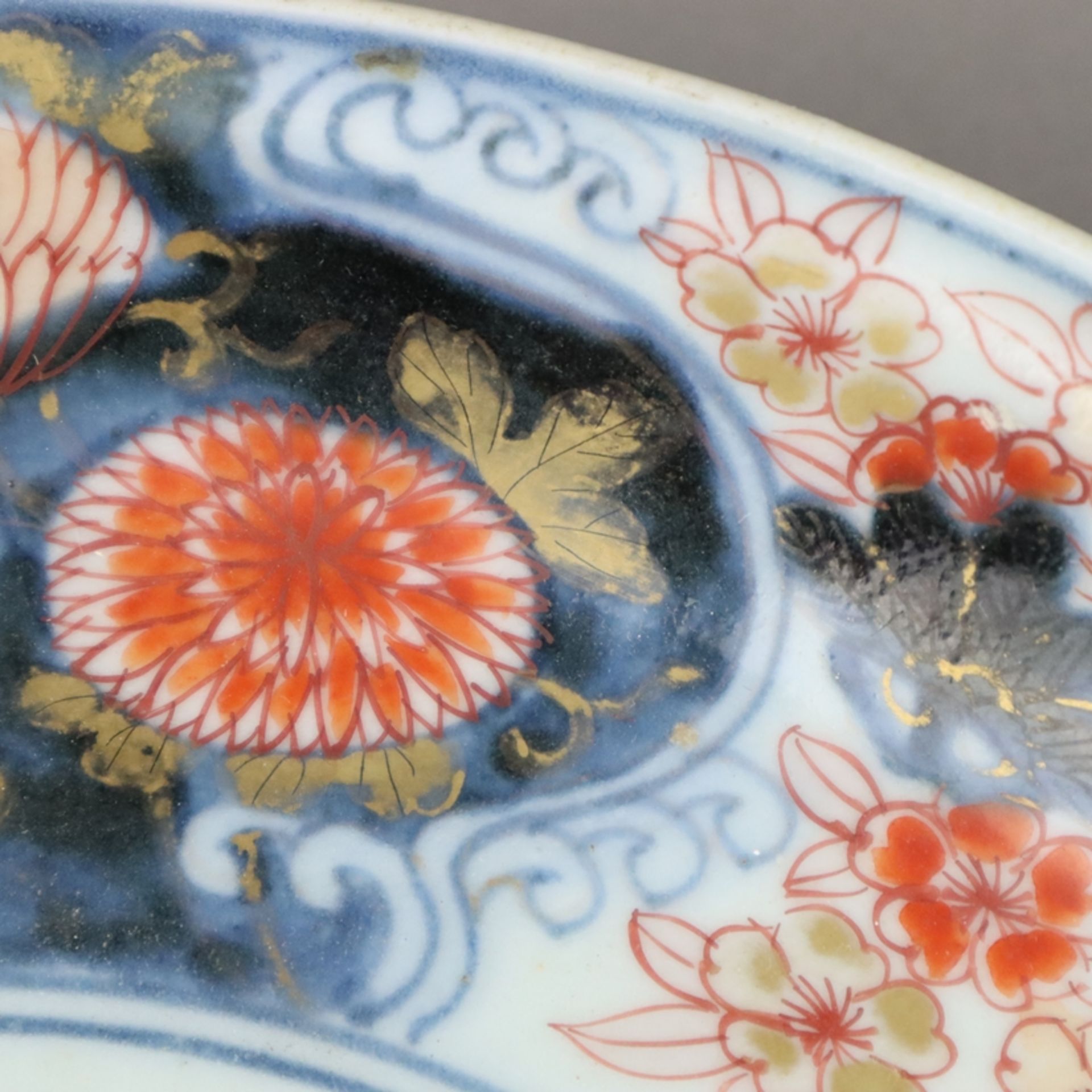 Imari-Teller - Japan, um 1700, schwerer Porzellanscherben mit gemaltem "Imari"- - Bild 6 aus 7
