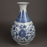 Blau-Weiß-Vase - China, Vase vom Typ Yuhuchun, allseits Bemalung in Unterglasur