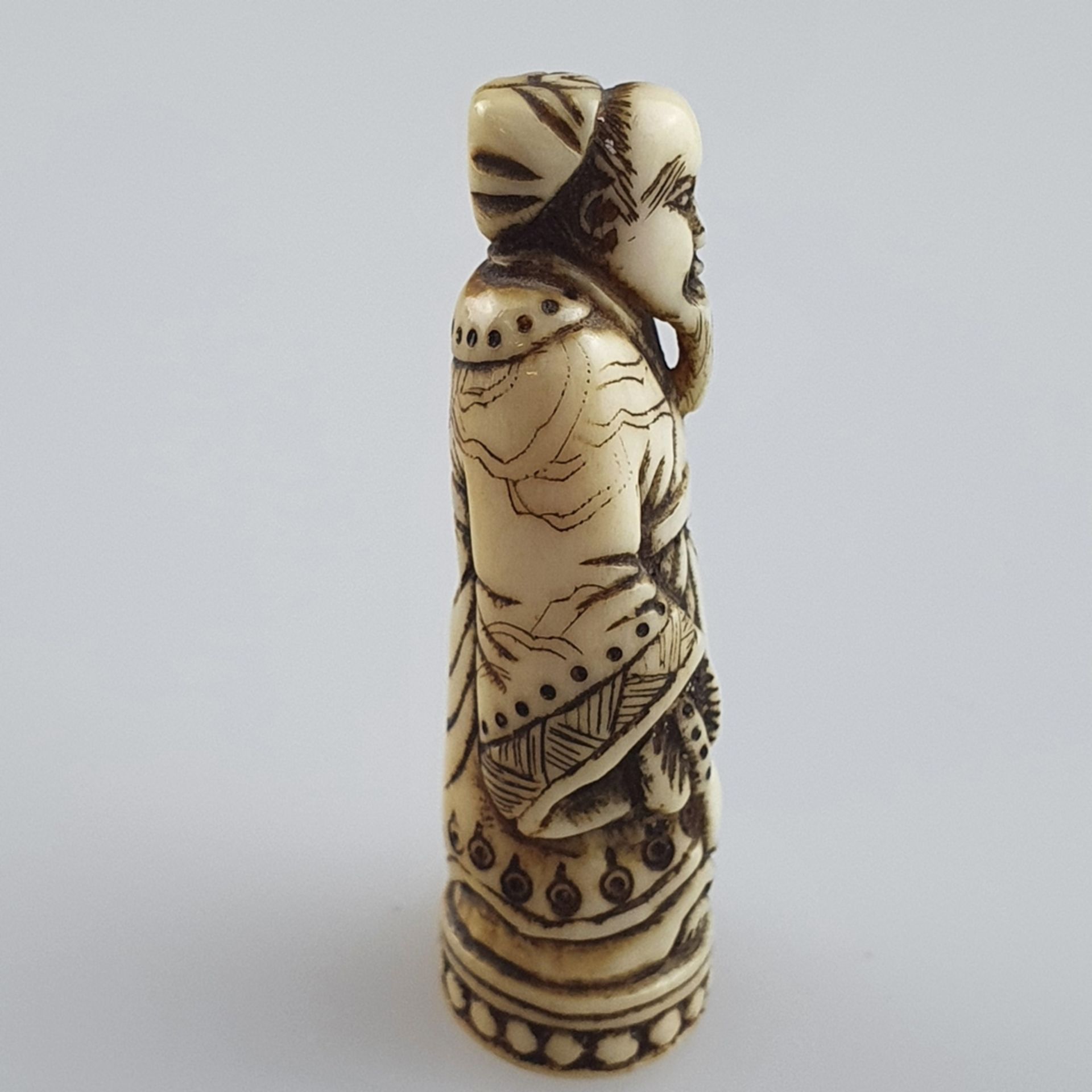 Schmales Katabori-Netsuke - Japan, Elfenbein, fein geschnitten, Höfling im lang - Bild 6 aus 7