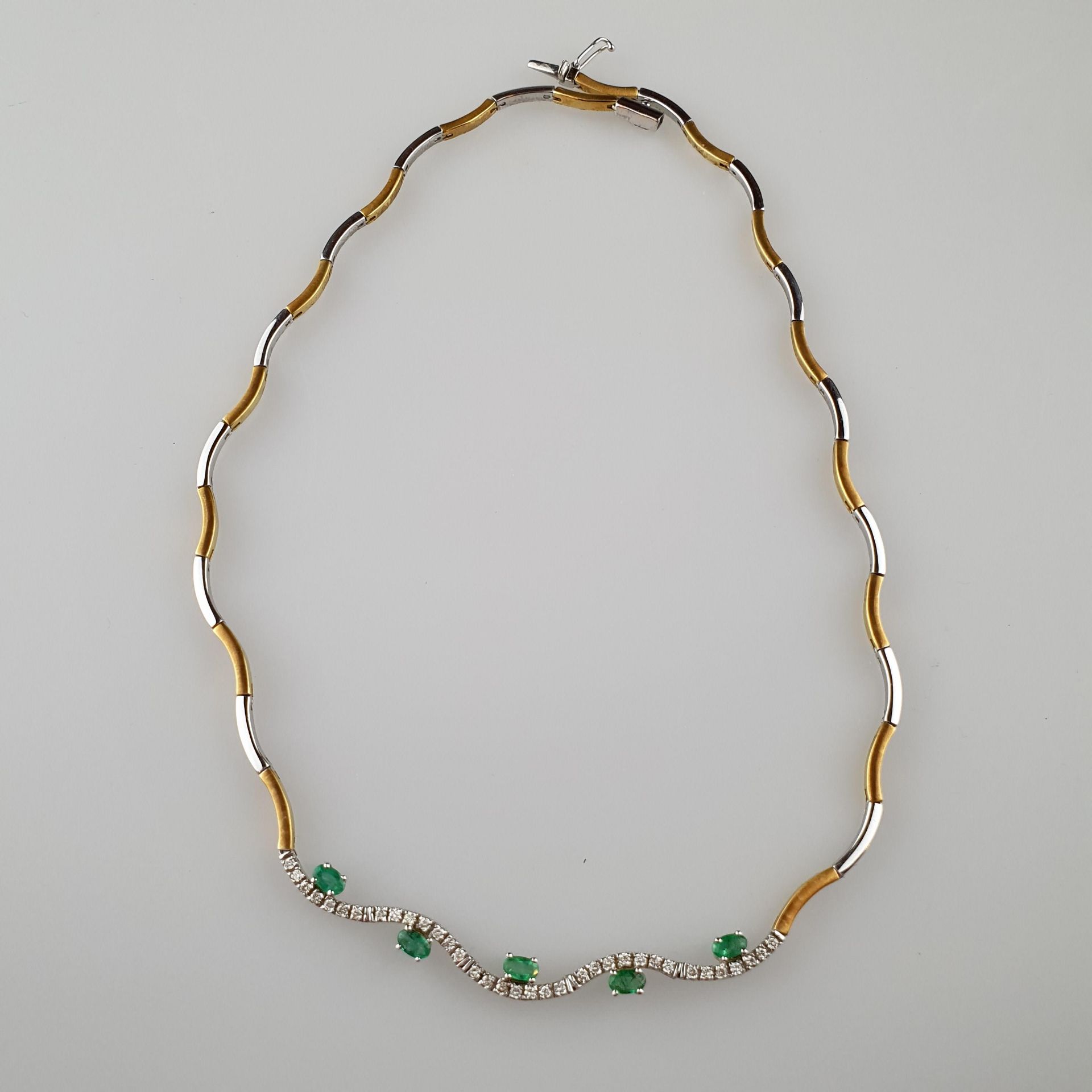 Gold-Schmuckset mit Smaragden und Brillanten - 3-teilig: 1x Collier, 750/ Bicol - Bild 5 aus 13