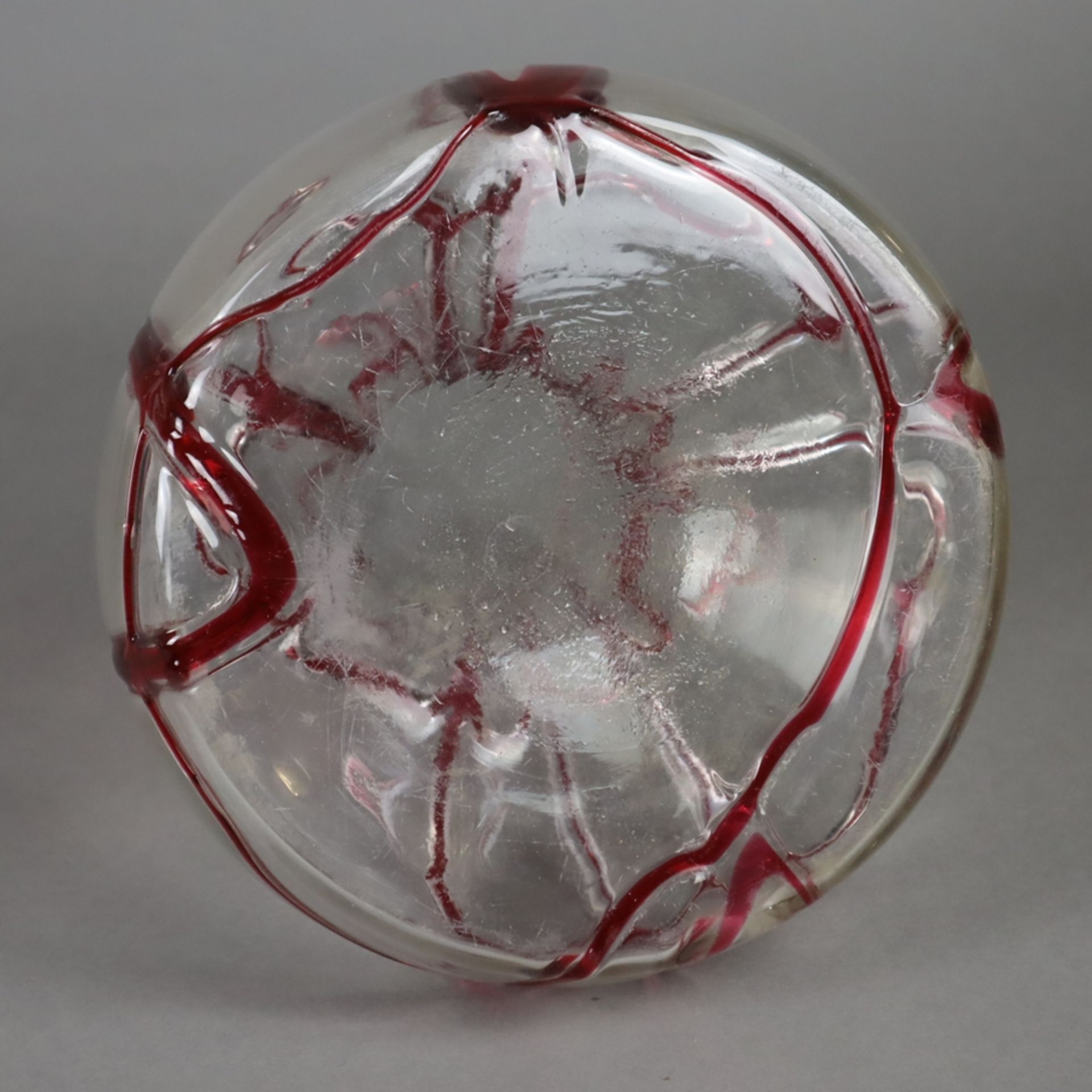 Glasvase - Klarglas mit rubinrotem, geädertem Fadendekor, gebauchte Form mit ei - Bild 6 aus 7