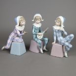 Drei Porzellanfiguren "Harlekin" - Lladro, Spanien, polychrom bemalt in Pastell