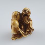 Katabori-Netsuke - Elfenbein, fein geschnitzt, Sennin Chokwaro mit Kalebasse, u