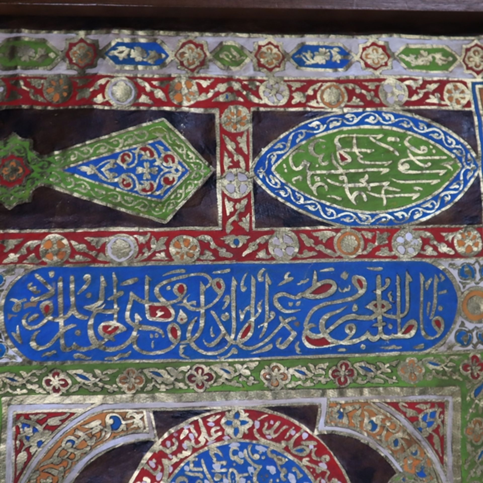 Rollbild mit Koranversen - wohl 19.Jh., Gouache und Goldfarbe auf Papier, Rände - Bild 9 aus 10