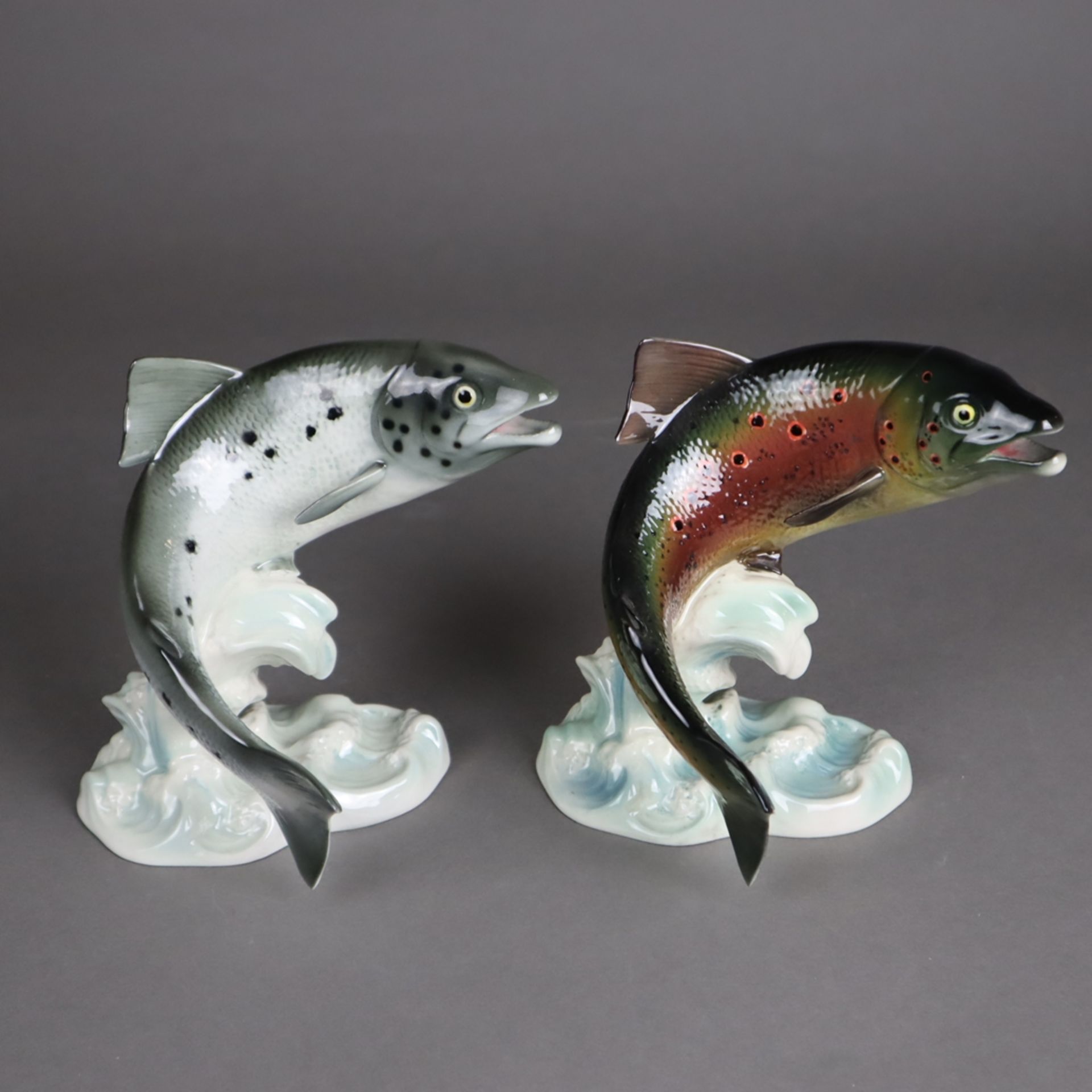 Zwei Fischfiguren "Lachs" - Goebel, Entwurf von Gerhard Skrobek (1922-2007), Po